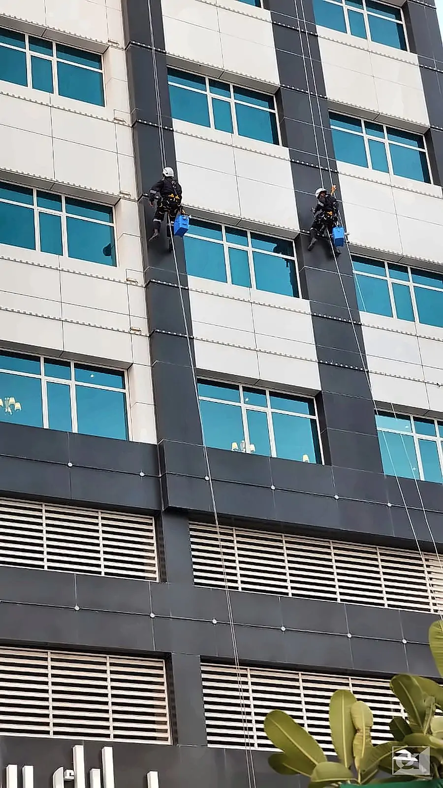 Façade Cleaning – Hotel Tower – Allied Middle East rope access, Bahrain