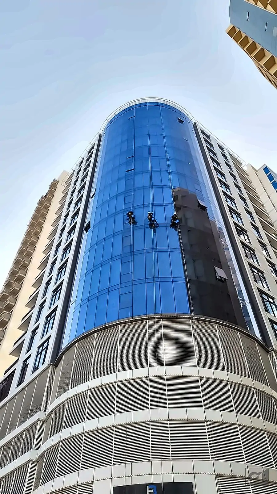 Curved Glass Tower – Allied Middle East rope access, Bahrain